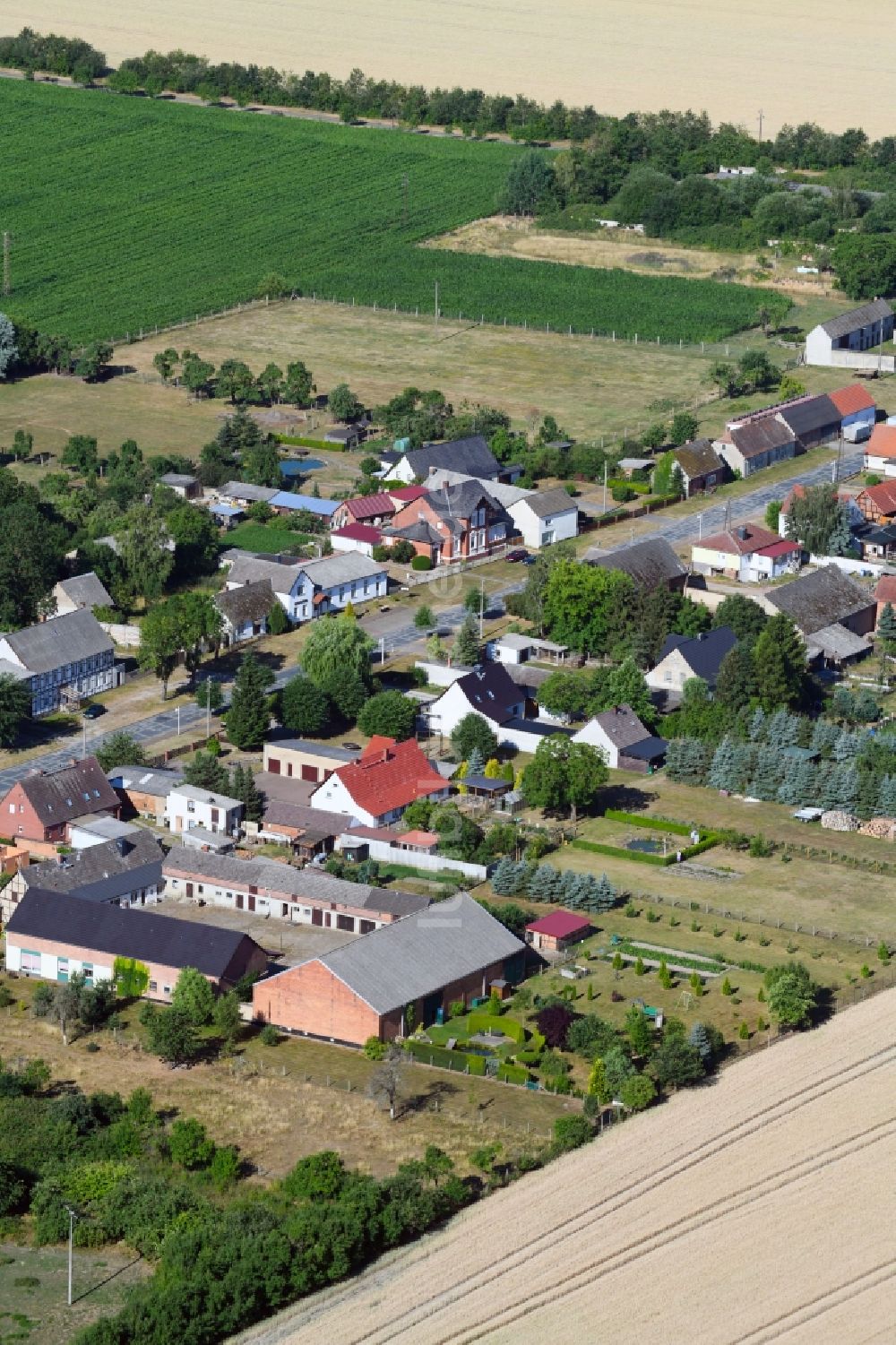 Vietzen von oben - Dorf - Ansicht am Rande von Feldern in Vietzen im Bundesland Sachsen-Anhalt, Deutschland