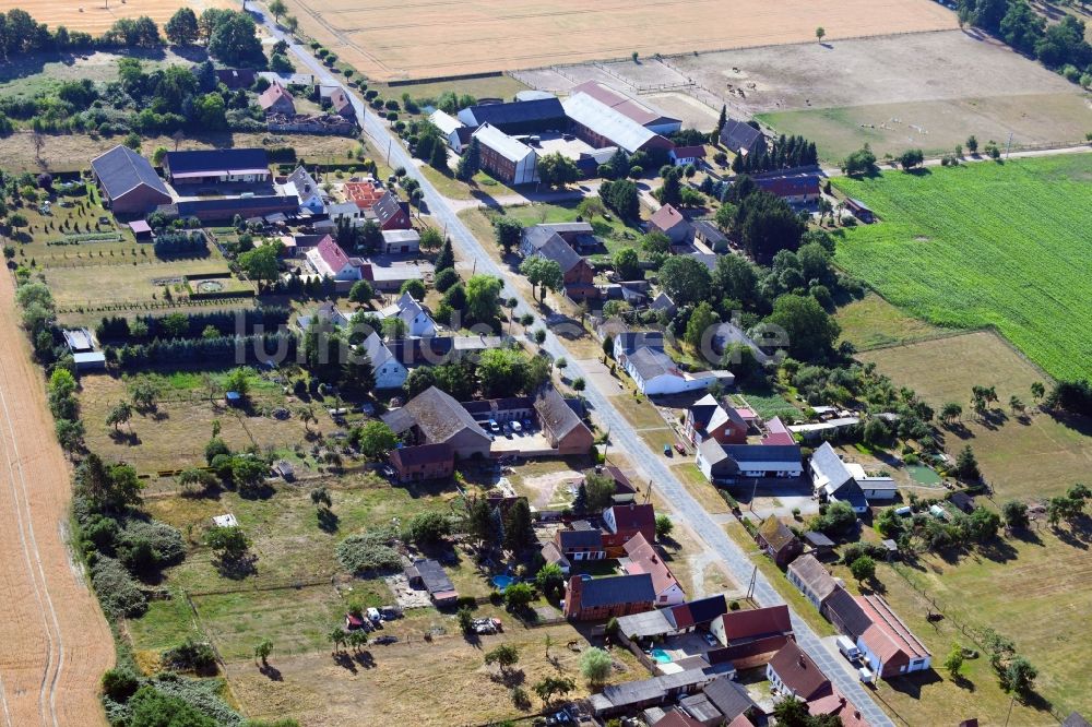 Vietzen aus der Vogelperspektive: Dorf - Ansicht am Rande von Feldern in Vietzen im Bundesland Sachsen-Anhalt, Deutschland