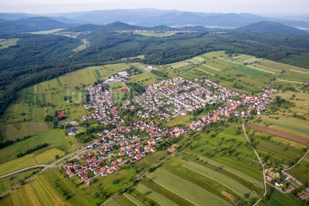 Völkersbach von oben - Dorf - Ansicht am Rande von Feldern in Völkersbach im Bundesland Baden-Württemberg, Deutschland