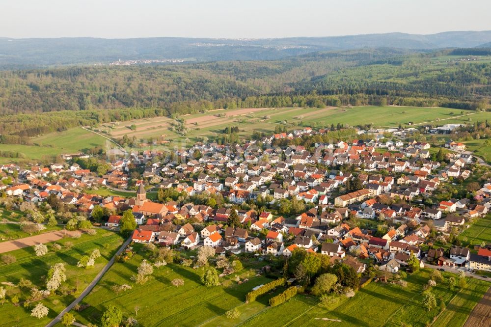 Völkersbach von oben - Dorf - Ansicht am Rande von Feldern in Völkersbach im Bundesland Baden-Württemberg, Deutschland