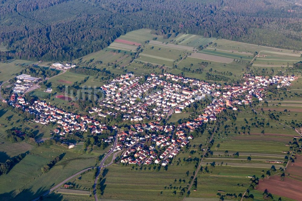 Völkersbach aus der Vogelperspektive: Dorf - Ansicht am Rande von Feldern in Völkersbach im Bundesland Baden-Württemberg, Deutschland