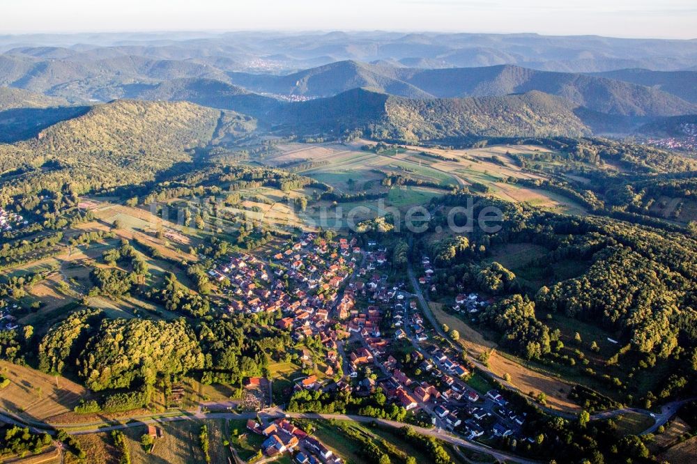 Völkersweiler aus der Vogelperspektive: Dorf - Ansicht am Rande von Feldern in Völkersweiler im Bundesland Rheinland-Pfalz, Deutschland