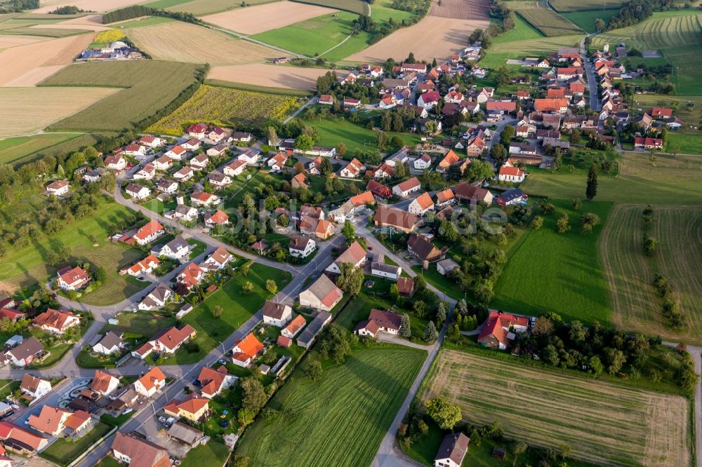 Luftaufnahme Völlkofen - Dorf - Ansicht am Rande von Feldern in Völlkofen im Bundesland Baden-Württemberg, Deutschland