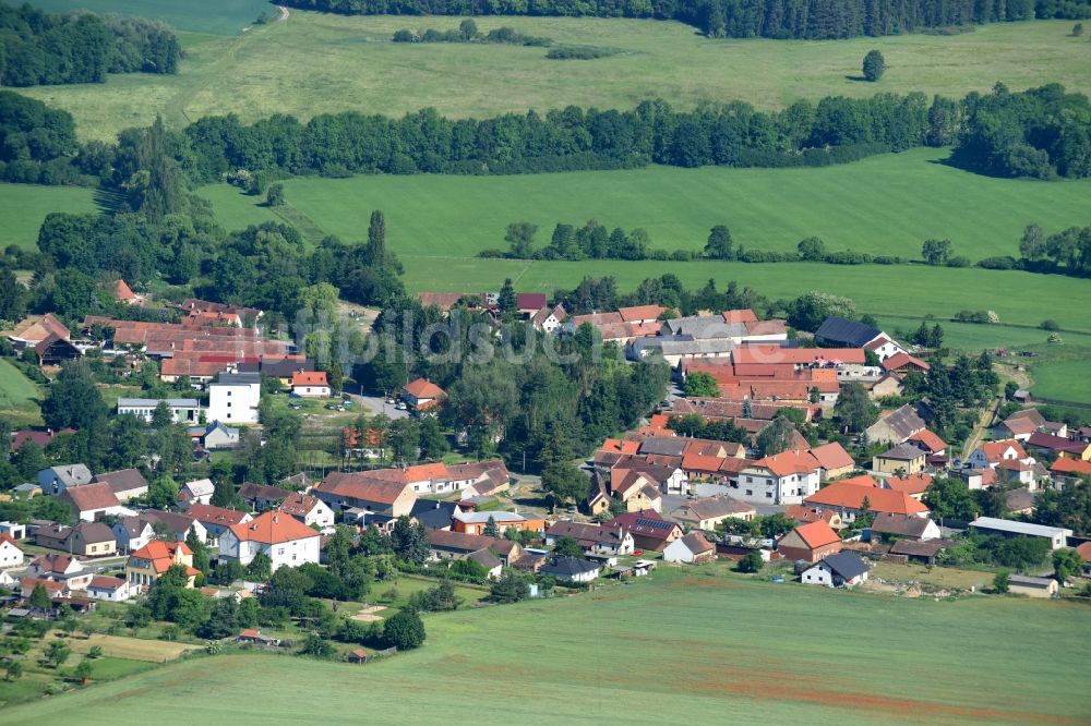 Vstis - Stich aus der Vogelperspektive: Dorf - Ansicht am Rande von Feldern in Vstis - Stich in Plzensky kraj - Pilsner Region - Böhmen, Tschechien