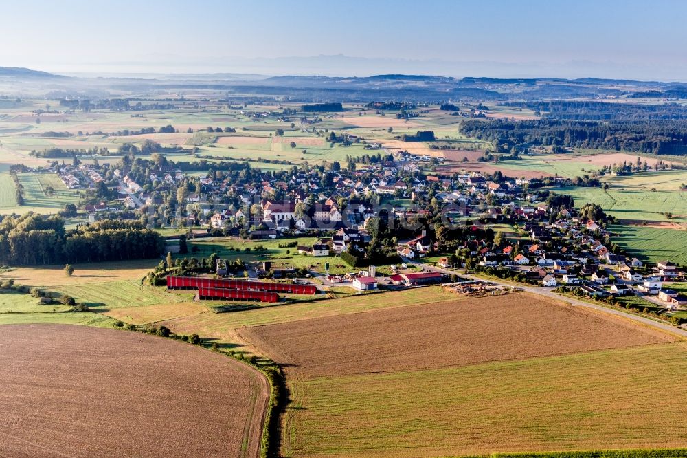 Wald von oben - Dorf - Ansicht am Rande von Feldern in Wald im Bundesland Baden-Württemberg, Deutschland