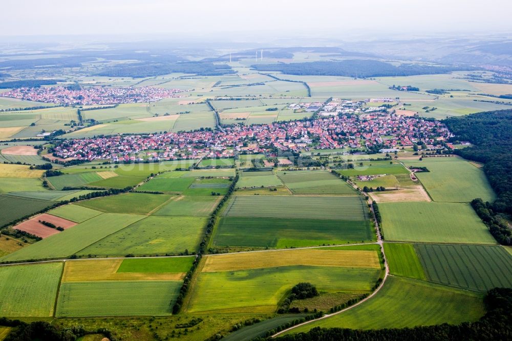 Luftbild Waldbüttelbrunn - Dorf - Ansicht am Rande von Feldern in Waldbüttelbrunn im Bundesland Bayern, Deutschland