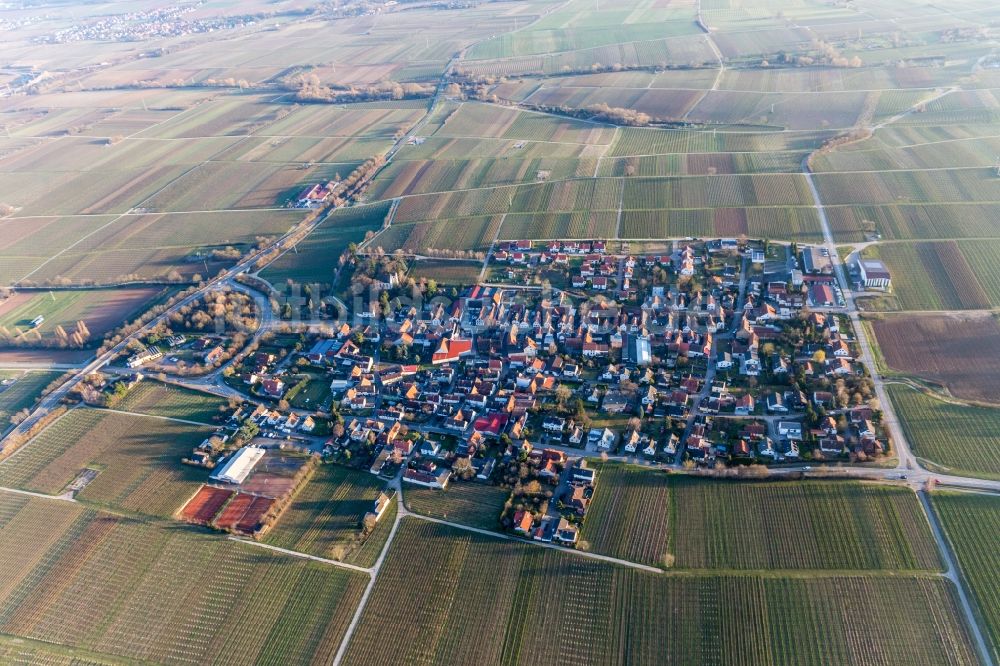 Walsheim aus der Vogelperspektive: Dorf - Ansicht am Rande von Feldern in Walsheim im Bundesland Rheinland-Pfalz, Deutschland