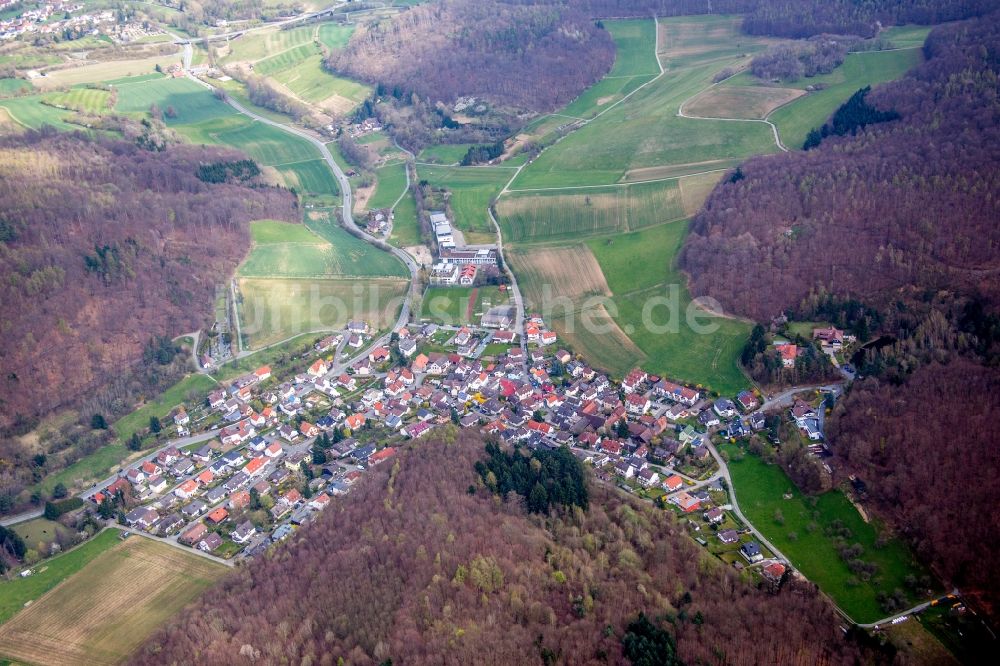 Waschenbach aus der Vogelperspektive: Dorf - Ansicht am Rande von Feldern in Waschenbach im Bundesland Hessen, Deutschland