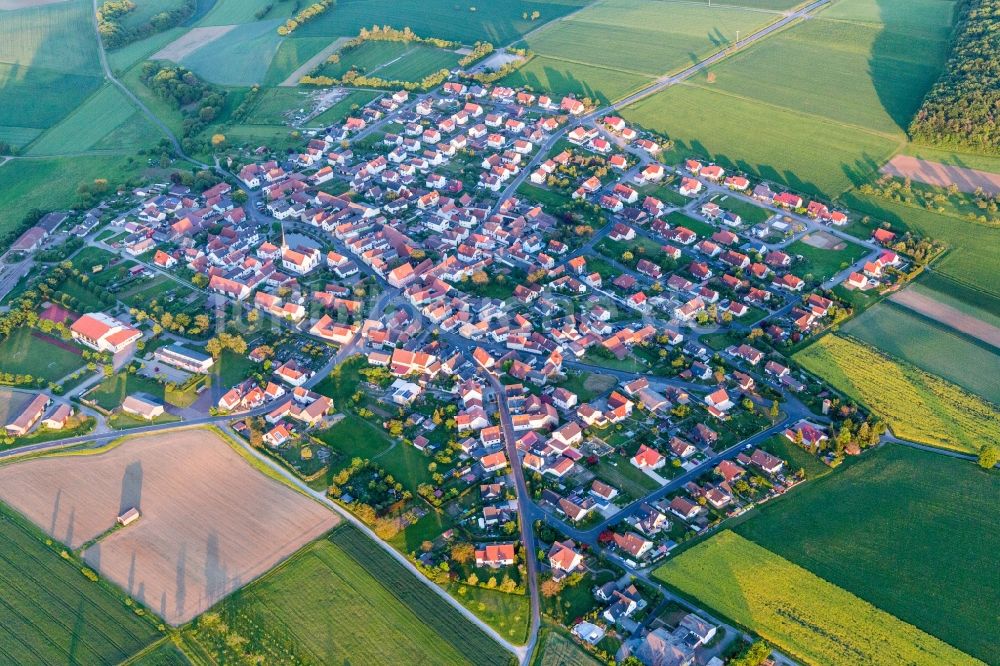 Wasserlosen aus der Vogelperspektive: Dorf - Ansicht am Rande von Feldern in Wasserlosen im Bundesland Bayern, Deutschland