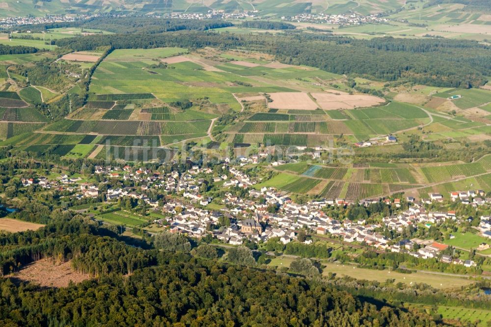 Luftbild Wawern - Dorf - Ansicht am Rande von Feldern in Wawern im Bundesland Rheinland-Pfalz, Deutschland