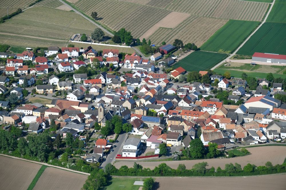 Welgesheim aus der Vogelperspektive: Dorf - Ansicht am Rande von Feldern in Welgesheim im Bundesland Rheinland-Pfalz, Deutschland