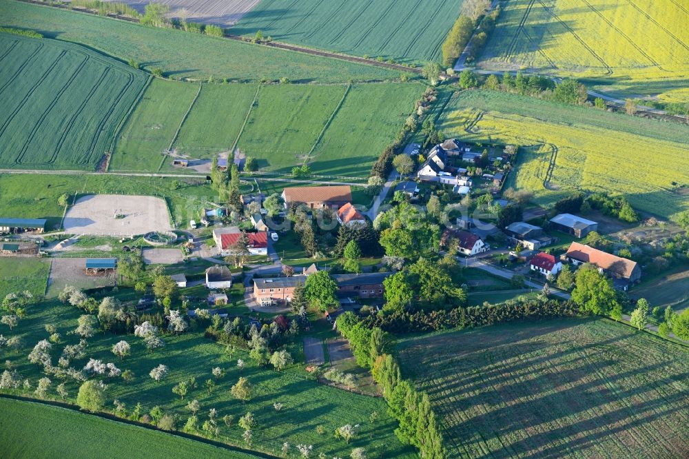 Luftaufnahme Wendemark - Dorf - Ansicht am Rande von Feldern in Wendemark im Bundesland Brandenburg, Deutschland