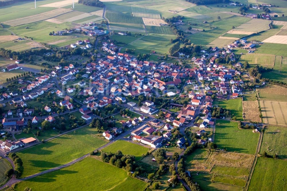 Wenings von oben - Dorf - Ansicht am Rande von Feldern in Wenings im Bundesland Hessen, Deutschland