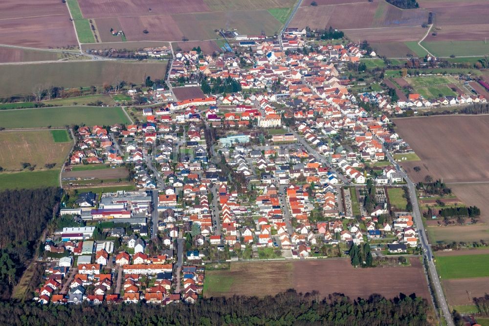 Westheim (Pfalz) aus der Vogelperspektive: Dorf - Ansicht am Rande von Feldern in Westheim (Pfalz) im Bundesland Rheinland-Pfalz, Deutschland