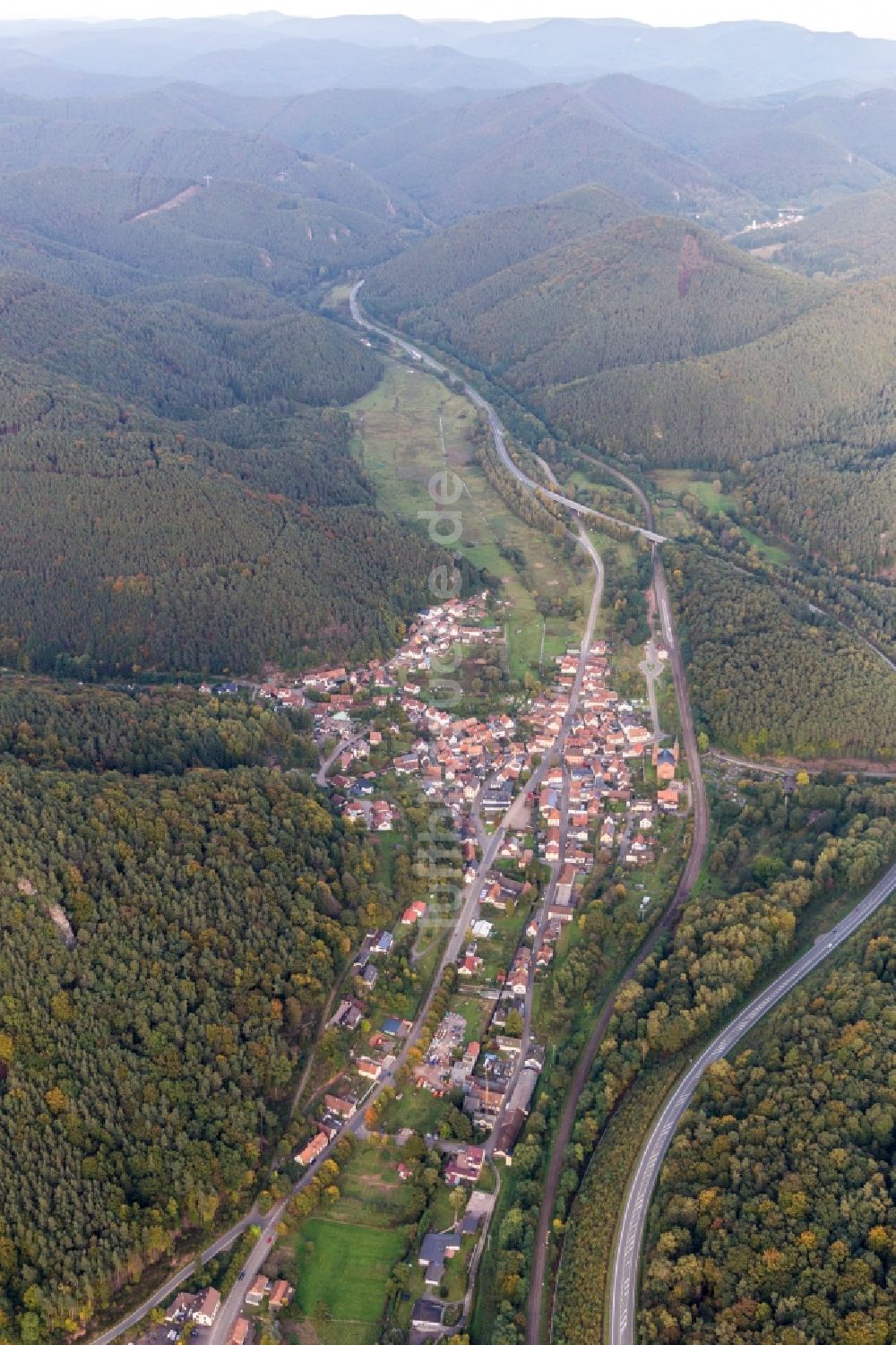 Luftbild Wilgartswiesen - Dorf - Ansicht am Rande von Feldern in Wilgartswiesen im Bundesland Rheinland-Pfalz, Deutschland