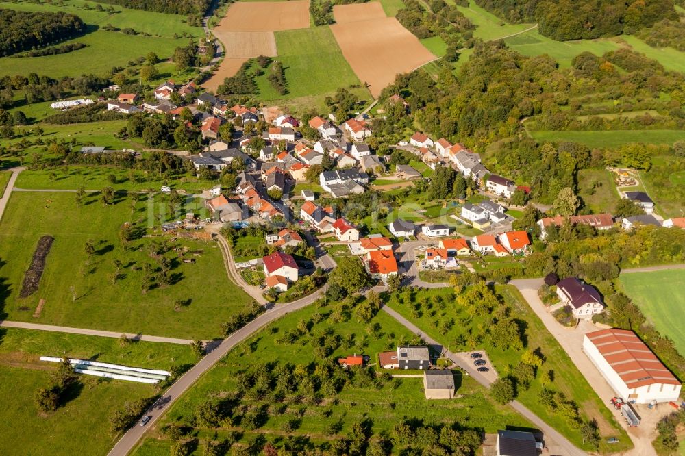 Wochern von oben - Dorf - Ansicht am Rande von Feldern in Wochern im Bundesland Saarland, Deutschland