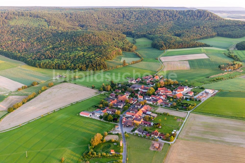 Wohnau von oben - Dorf - Ansicht am Rande von Feldern in Wohnau im Bundesland Bayern, Deutschland