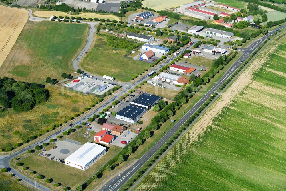 Luftaufnahme Woldegk - Dorf - Ansicht am Rande von Feldern in Woldegk im Bundesland Mecklenburg-Vorpommern, Deutschland