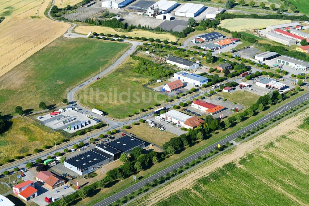 Woldegk aus der Vogelperspektive: Dorf - Ansicht am Rande von Feldern in Woldegk im Bundesland Mecklenburg-Vorpommern, Deutschland