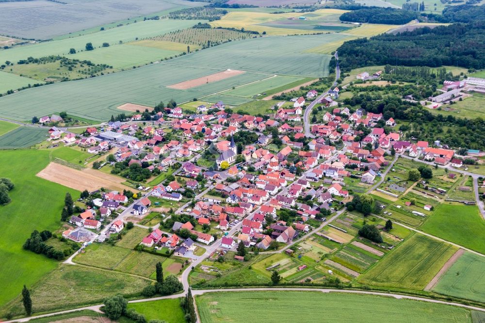 Wolfmannshausen aus der Vogelperspektive: Dorf - Ansicht am Rande von Feldern in Wolfmannshausen im Bundesland Thüringen, Deutschland