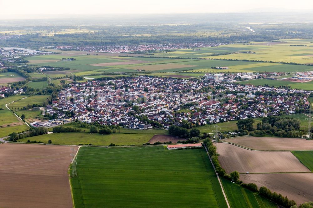 Luftaufnahme Wolfskehlen - Dorf - Ansicht am Rande von Feldern in Wolfskehlen im Bundesland Hessen, Deutschland