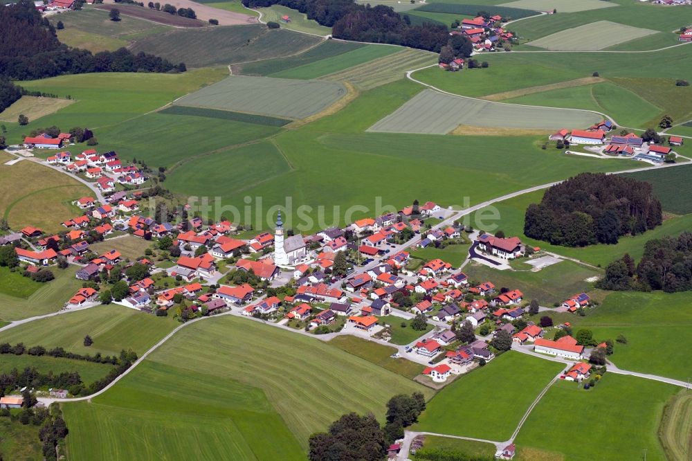 Luftaufnahme Wonneberg - Dorf - Ansicht am Rande von Feldern in Wonneberg im Bundesland Bayern, Deutschland