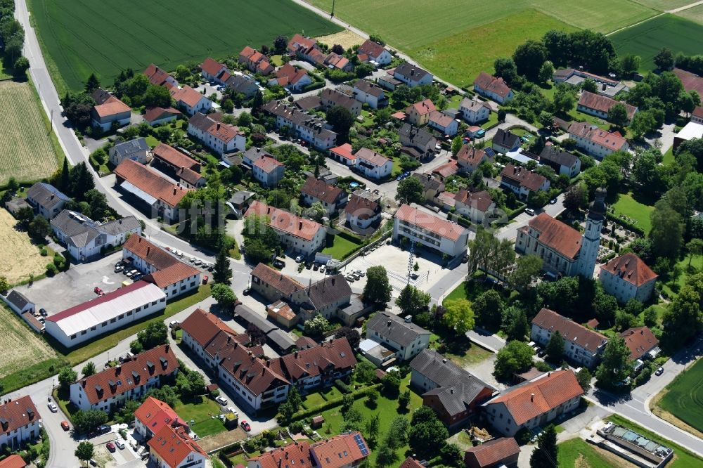 Wörth von oben - Dorf - Ansicht am Rande von Feldern in Wörth im Bundesland Bayern, Deutschland