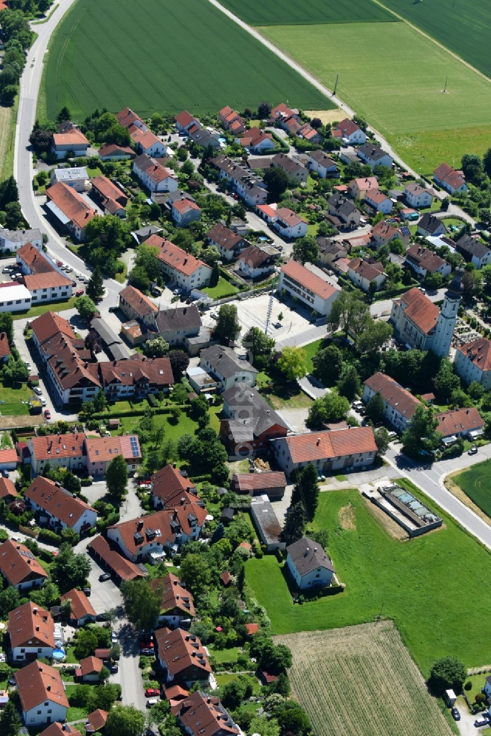 Wörth aus der Vogelperspektive: Dorf - Ansicht am Rande von Feldern in Wörth im Bundesland Bayern, Deutschland