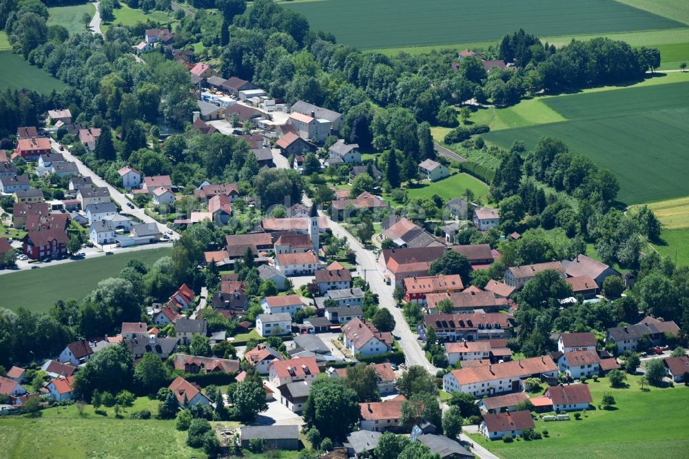 Wifling aus der Vogelperspektive: Dorf - Ansicht am Rande von Feldern in Wörth im Bundesland Bayern, Deutschland