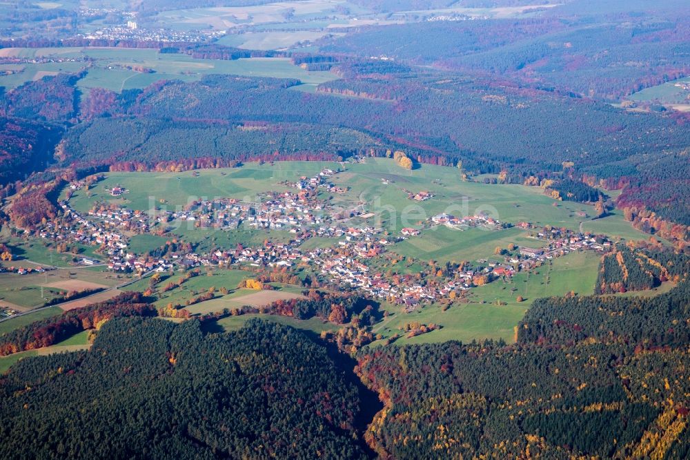 Luftaufnahme Würzberg - Dorf - Ansicht am Rande von Feldern in Würzberg im Bundesland Hessen, Deutschland