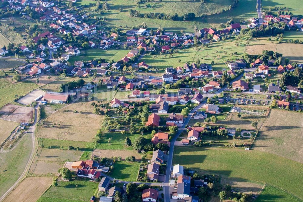 Würzberg von oben - Dorf - Ansicht am Rande von Feldern in Würzberg im Bundesland Hessen, Deutschland