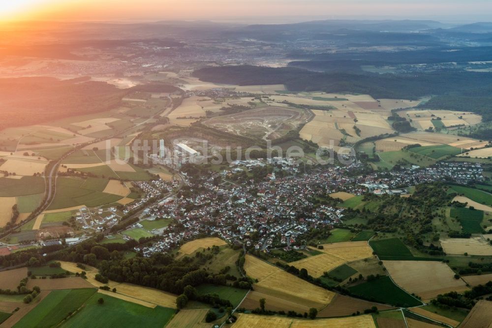 Luftbild Wössingen - Dorf - Ansicht am Rande von Feldern in Wössingen im Bundesland Baden-Württemberg, Deutschland