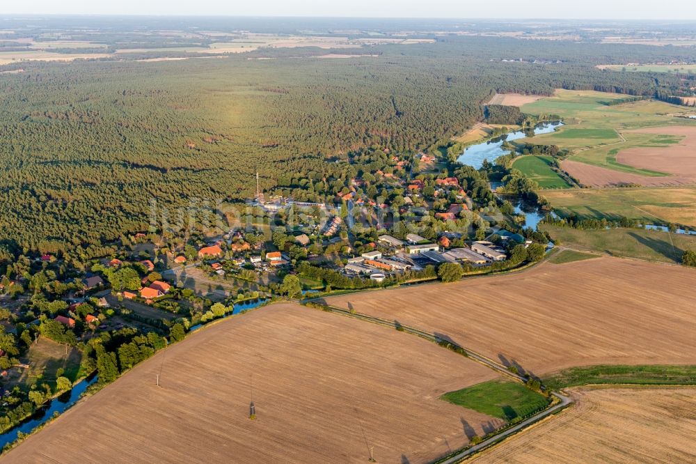 Zeetze aus der Vogelperspektive: Dorf - Ansicht am Rande von Feldern in Zeetze im Bundesland Niedersachsen, Deutschland