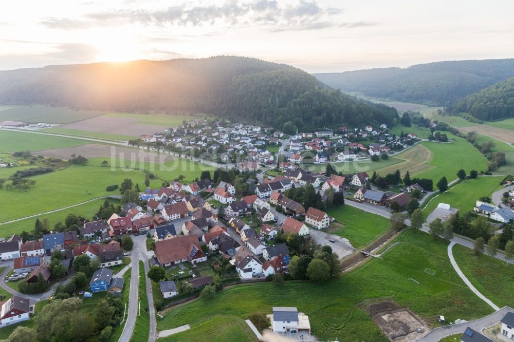 Luftaufnahme Zimmern - Dorf - Ansicht am Rande von Feldern in Zimmern im Bundesland Baden-Württemberg, Deutschland