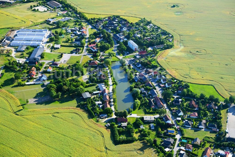 Zirzow von oben - Dorf - Ansicht am Rande von Feldern in Zirzow im Bundesland Mecklenburg-Vorpommern, Deutschland