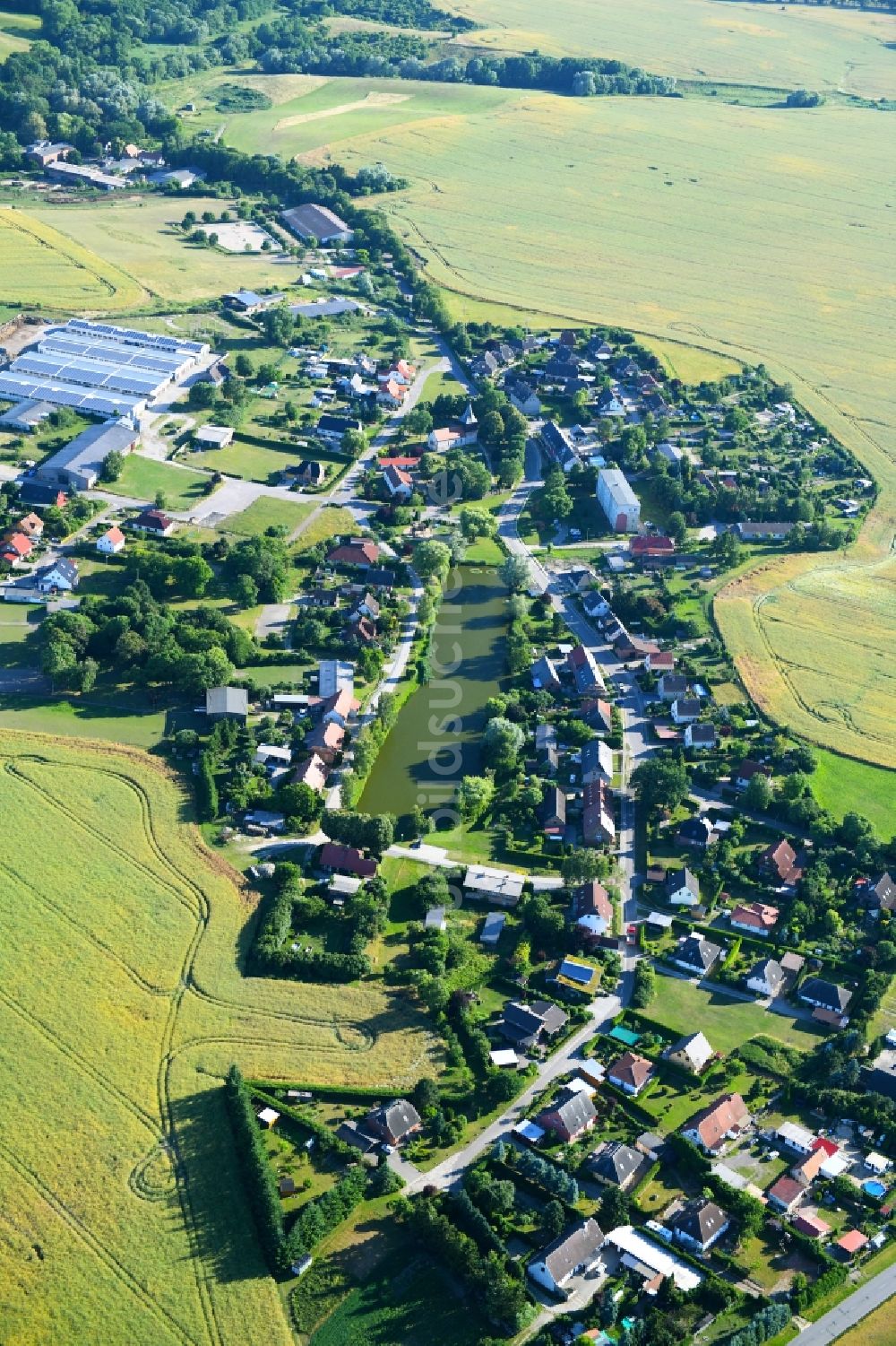 Zirzow aus der Vogelperspektive: Dorf - Ansicht am Rande von Feldern in Zirzow im Bundesland Mecklenburg-Vorpommern, Deutschland