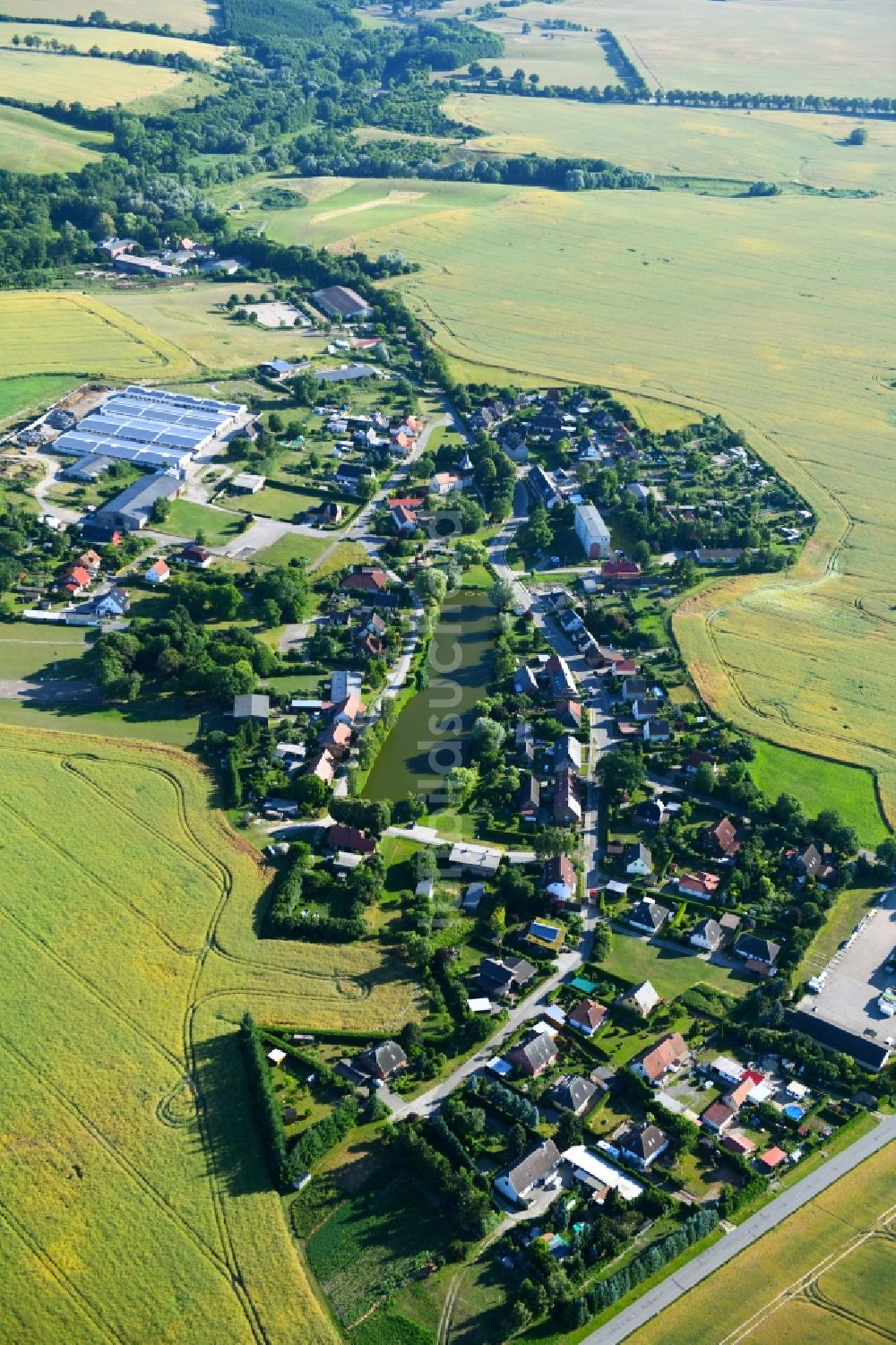 Luftbild Zirzow - Dorf - Ansicht am Rande von Feldern in Zirzow im Bundesland Mecklenburg-Vorpommern, Deutschland