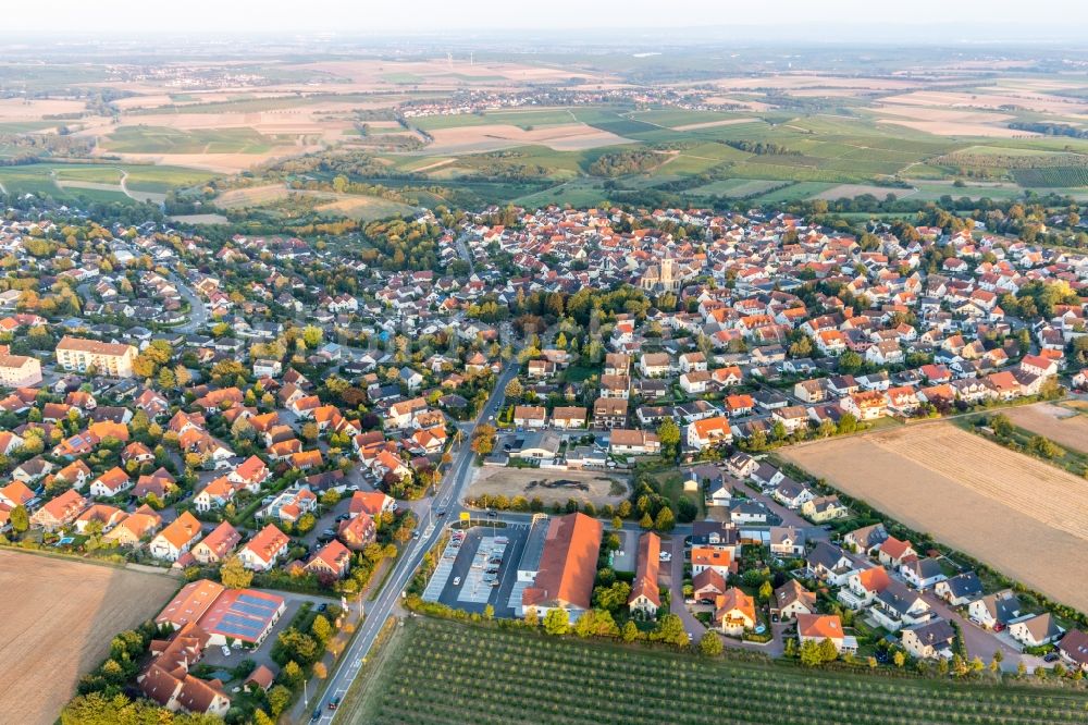 Luftaufnahme Zornheim - Dorf - Ansicht am Rande von Feldern in Zornheim im Bundesland Rheinland-Pfalz, Deutschland