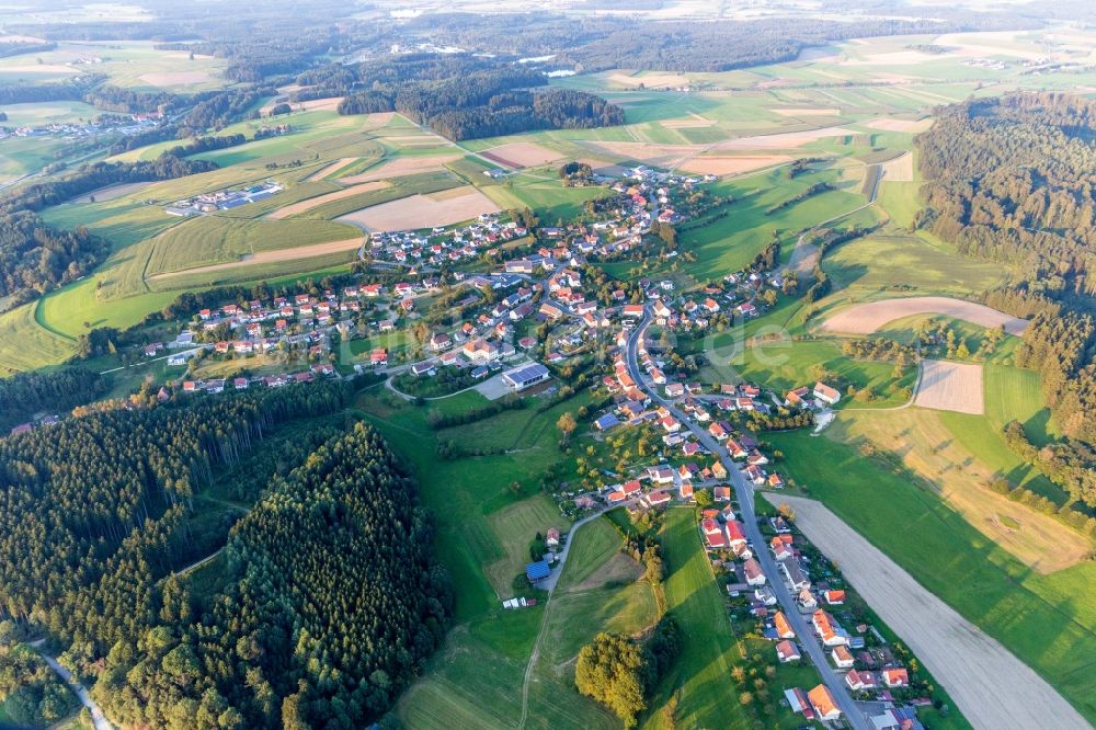 Zoznegg aus der Vogelperspektive: Dorf - Ansicht am Rande von Feldern in Zoznegg im Bundesland Baden-Württemberg, Deutschland