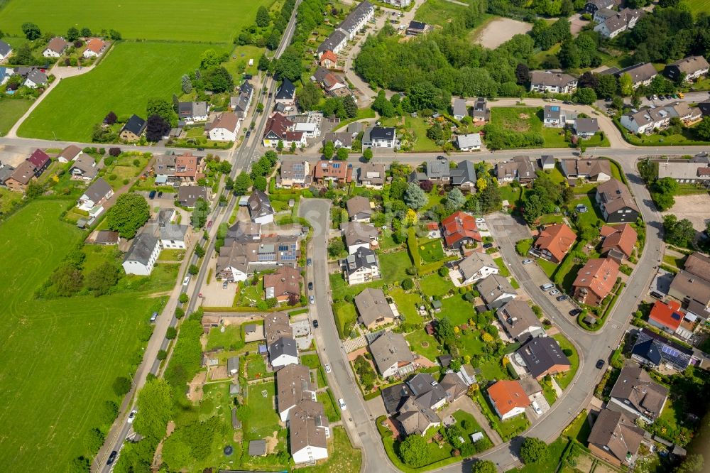 Luftaufnahme Zurstraße - Dorf - Ansicht am Rande von Feldern in Zurstraße im Bundesland Nordrhein-Westfalen, Deutschland