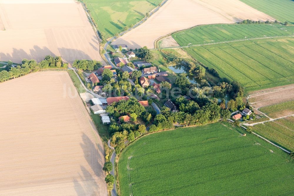 Addenstorf aus der Vogelperspektive: Dorf - Ansicht am Rande von landwirtschaftlichen Feldern in Addenstorf im Bundesland Niedersachsen, Deutschland