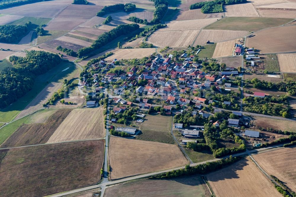 Luftaufnahme Ahorn - Dorf - Ansicht am Rande von landwirtschaftlichen Feldern in Ahorn im Bundesland Baden-Württemberg, Deutschland