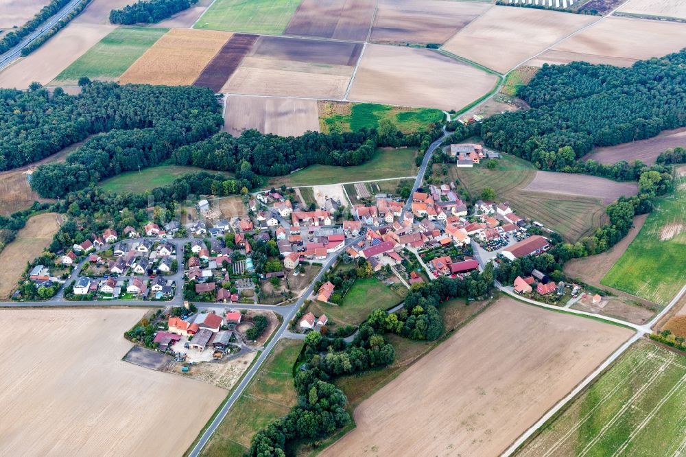 Atzhausen von oben - Dorf - Ansicht am Rande von landwirtschaftlichen Feldern in Atzhausen im Bundesland Bayern, Deutschland