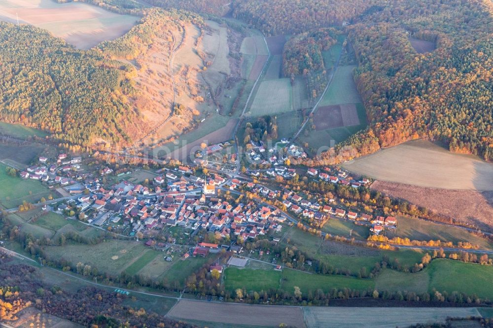 Binsfeld von oben - Dorf - Ansicht am Rande von landwirtschaftlichen Feldern in Binsfeld im Bundesland Bayern, Deutschland