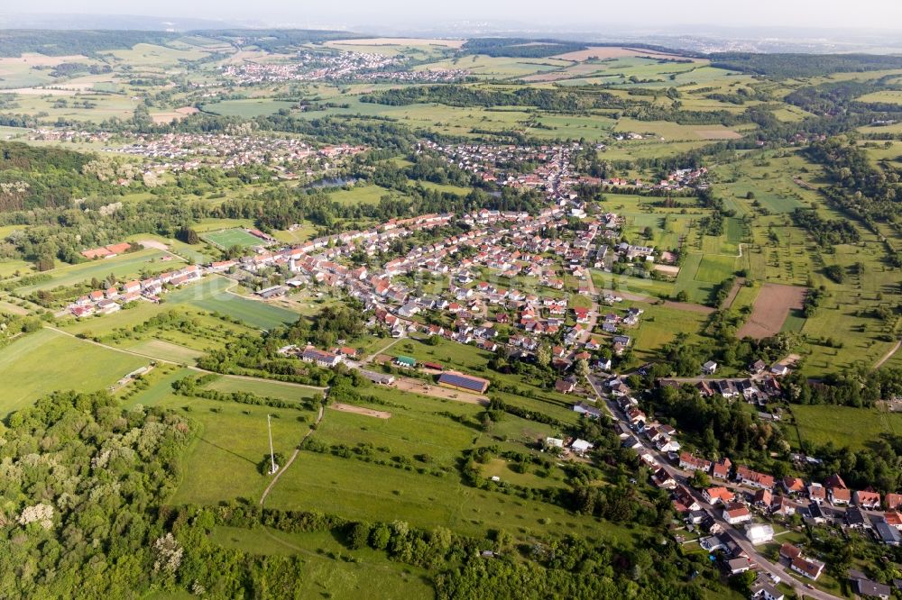 Luftaufnahme Bliesmengen-Bolchen - Dorf - Ansicht am Rande von landwirtschaftlichen Feldern in Bliesmengen-Bolchen im Bundesland Saarland, Deutschland