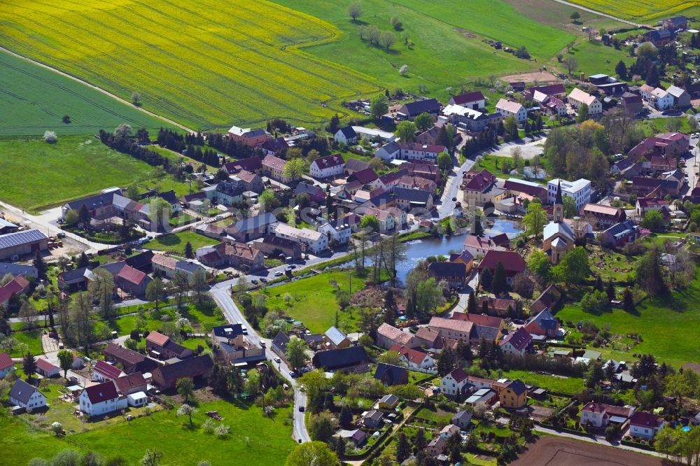 Luftbild Bärnsdorf - Dorf - Ansicht am Rande von landwirtschaftlichen Feldern in Bärnsdorf im Bundesland Sachsen, Deutschland