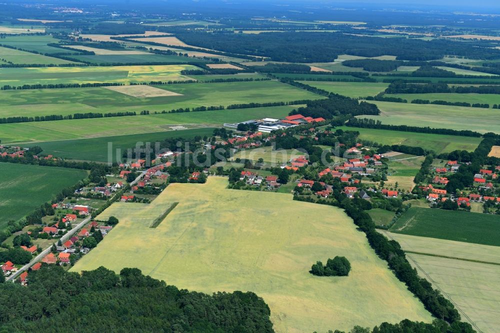 Luftaufnahme Glaisin - Dorf - Ansicht am Rande von landwirtschaftlichen Feldern in Glaisin im Bundesland Mecklenburg-Vorpommern, Deutschland