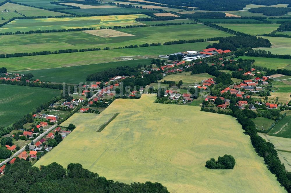 Glaisin von oben - Dorf - Ansicht am Rande von landwirtschaftlichen Feldern in Glaisin im Bundesland Mecklenburg-Vorpommern, Deutschland