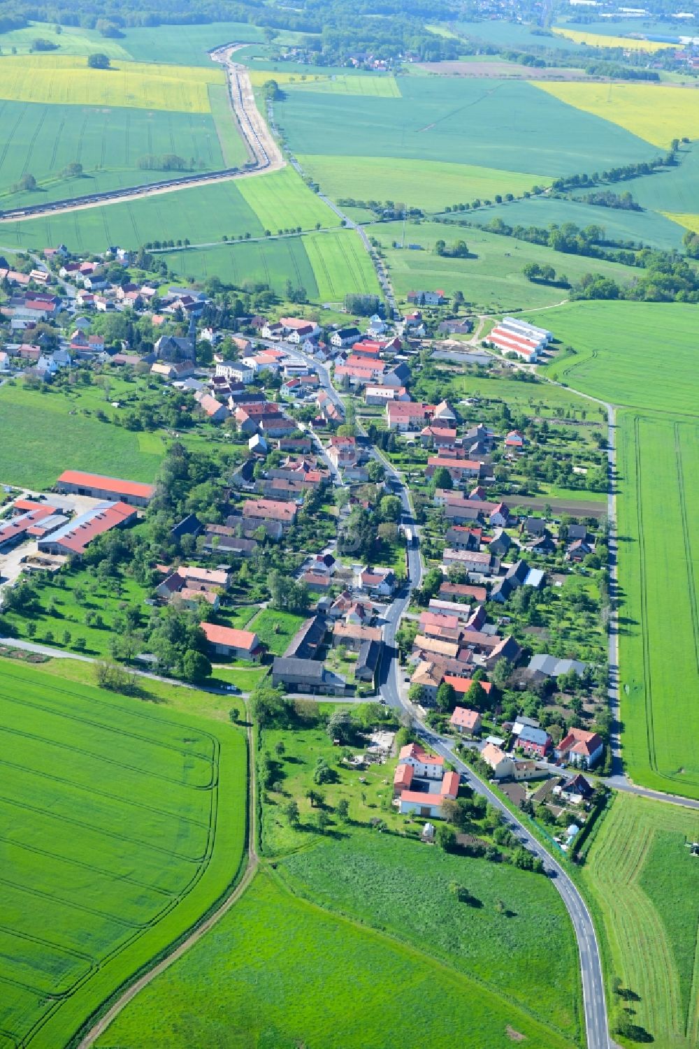 Großdobritz von oben - Dorf - Ansicht am Rande von landwirtschaftlichen Feldern in Großdobritz im Bundesland Sachsen, Deutschland