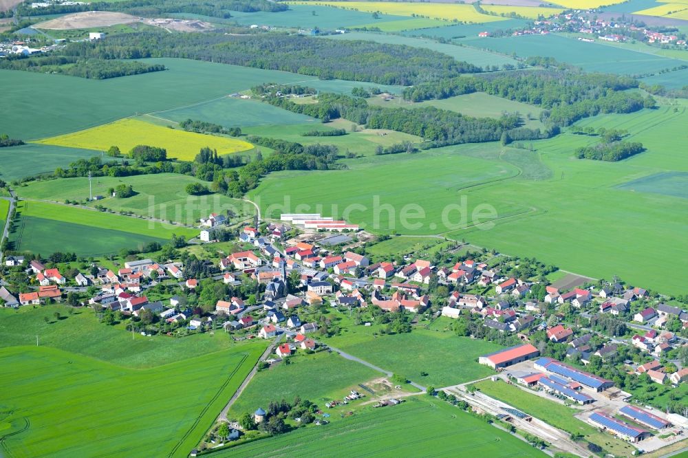 Luftaufnahme Großdobritz - Dorf - Ansicht am Rande von landwirtschaftlichen Feldern in Großdobritz im Bundesland Sachsen, Deutschland